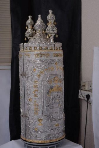 ארגז ספר תורה ירושלים עם פסוק תורה צוה לנו 100-41